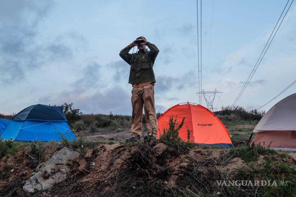 $!Peter Fink, un trabajador voluntario de ayuda humanitaria, mantiene un campamento para los solicitantes de asilo que llegan en el desierto cerca de Campo, California.