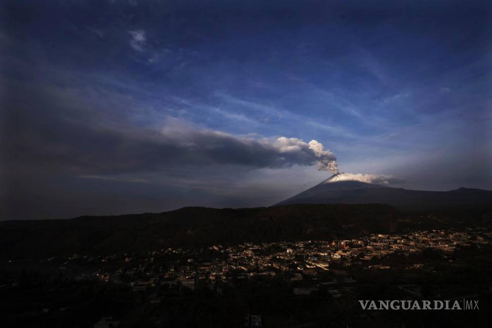 $!El volcán Popocatepetl arroja ceniza y vapor, visto desde Santiago Xalitzintla, México, el 24 de mayo de 2023.