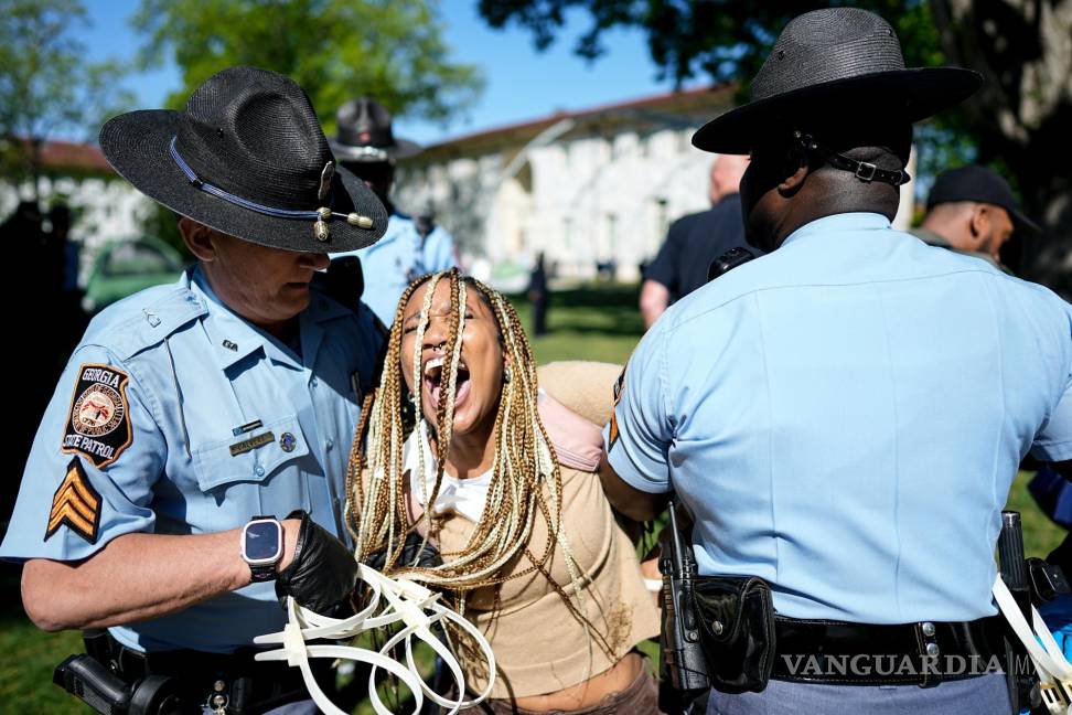 $!Oficiales de la Patrulla Estatal de Georgia detienen a un manifestante en el campus de la Universidad Emory durante una manifestación pro palestina en Atlanta.