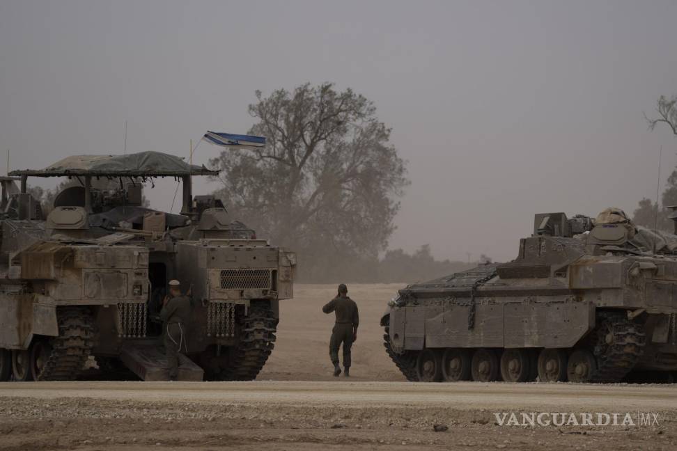 $!Soldados israelíes patrullan en la frontera con la Franja de Gaza.