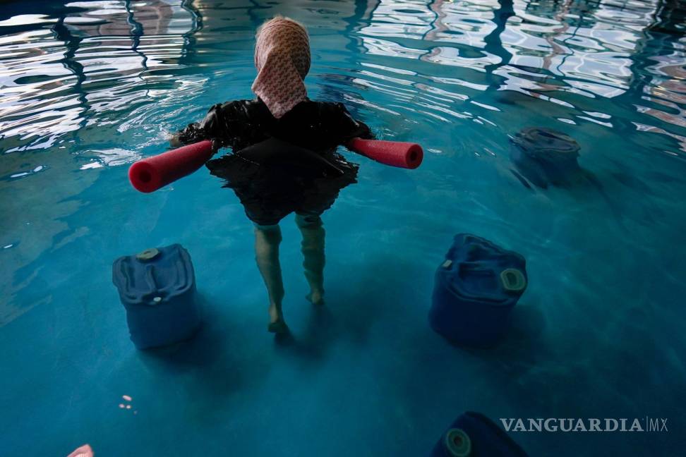 $!Una mujer amish oriunda de Ohio flota en una piscina entre los generadores biosanadores del Tesla Wellness Hotel and MedBed Center en Butler, Pensilvania.