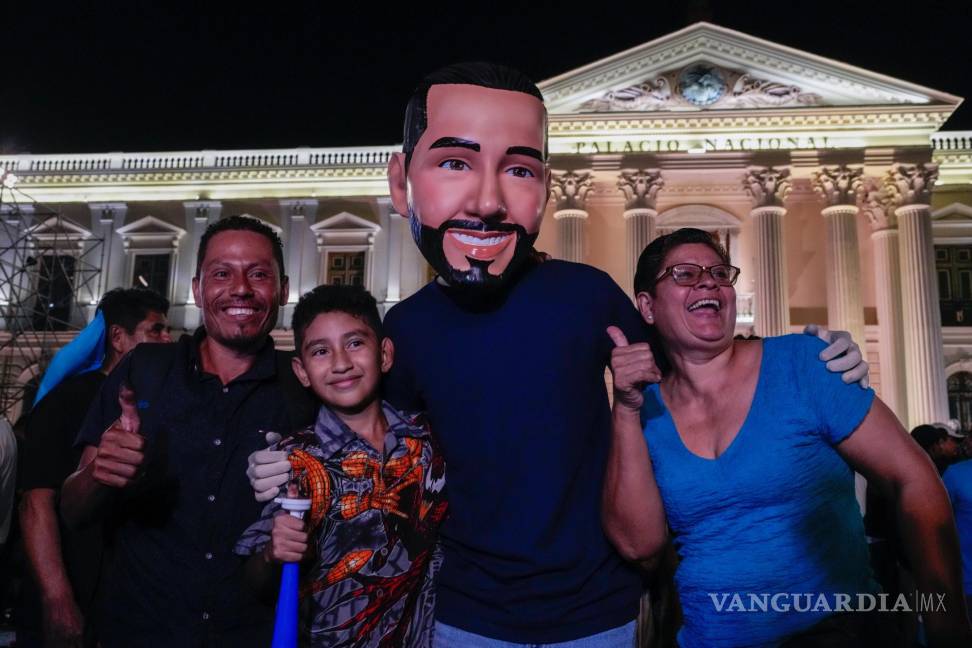 $!Partidarios del presidente salvadoreño Nayib Bukele celebran su reelección horas después del cierre de las urnas en San Salvador, el domingo 4 de febrero de 2024.