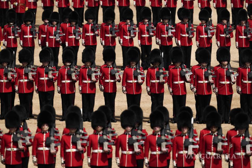 $!Miembros de la División Doméstica participan en el Desfile del Estandarte en el Horse Guards Parade en Londres.
