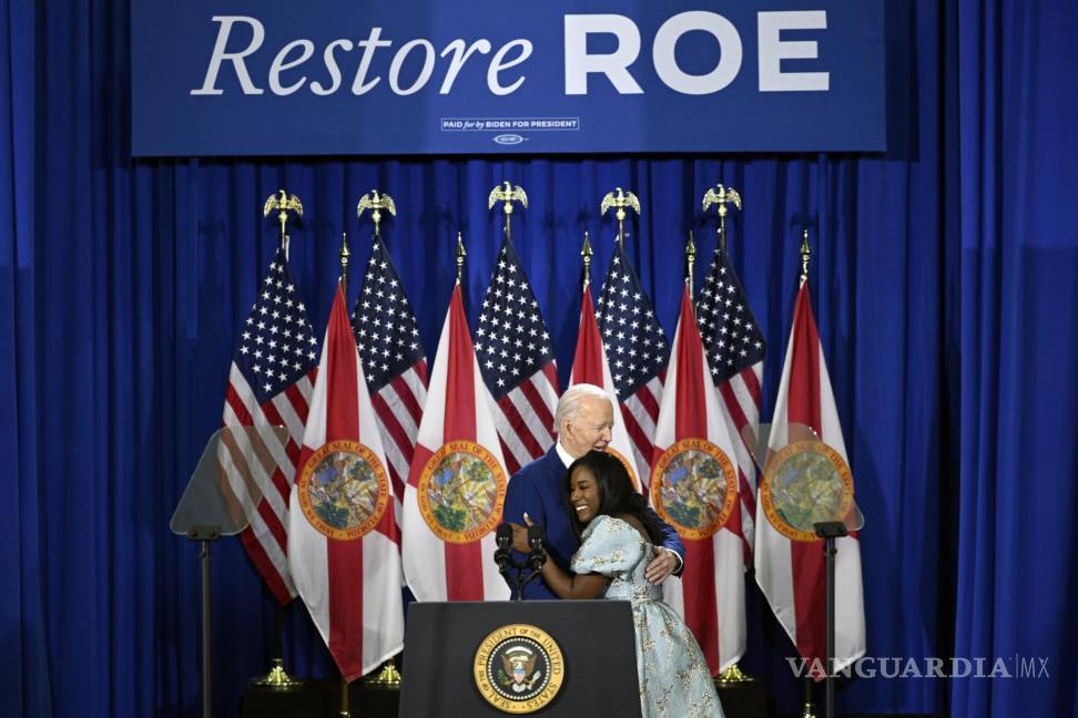 $!Kaitlyn Joshua recibe un abrazo del presidente Joe Biden después de contar su lucha para recibir atención médica mientras sufrió un aborto espontáneo.