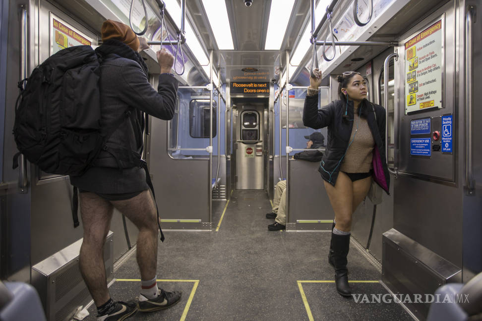 $!“Día Mundial Sin Pantalones”, nuevamente cientos de personas viajaron en metro en ropa interior
