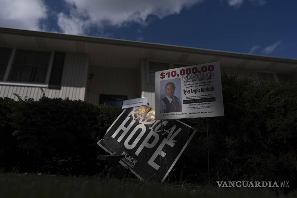En la imagen, carteles colocados frente a la casa de Delphine Cherry. Cherry perdió dos hijos, Tyler Randolph y Tyesa Abney, en tiroteos. $!En la imagen, carteles colocados frente a la casa de Delphine Cherry. Cherry perdió dos hijos, Tyler Randolph y Tyesa Abney, en tiroteos.