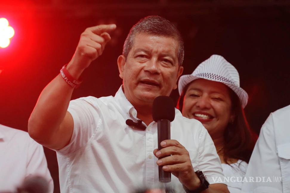 $!El candidato a la presidencia por Frente Farabundo Martí para la Liberación Nacional (FMLN) Manuel Flores, en el cierre de campaña en San Salvador.