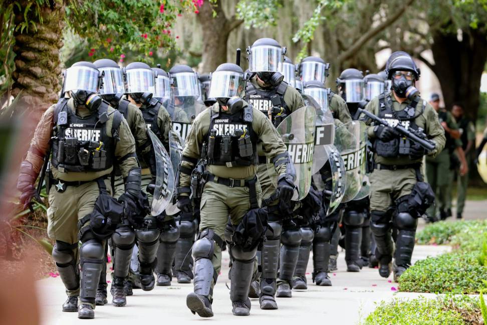 $!Agentes del orden atacan a manifestantes pro palestinos mientras se congregan en MLK Plaza en la Universidad del Sur de Florida en Tampa, Florida