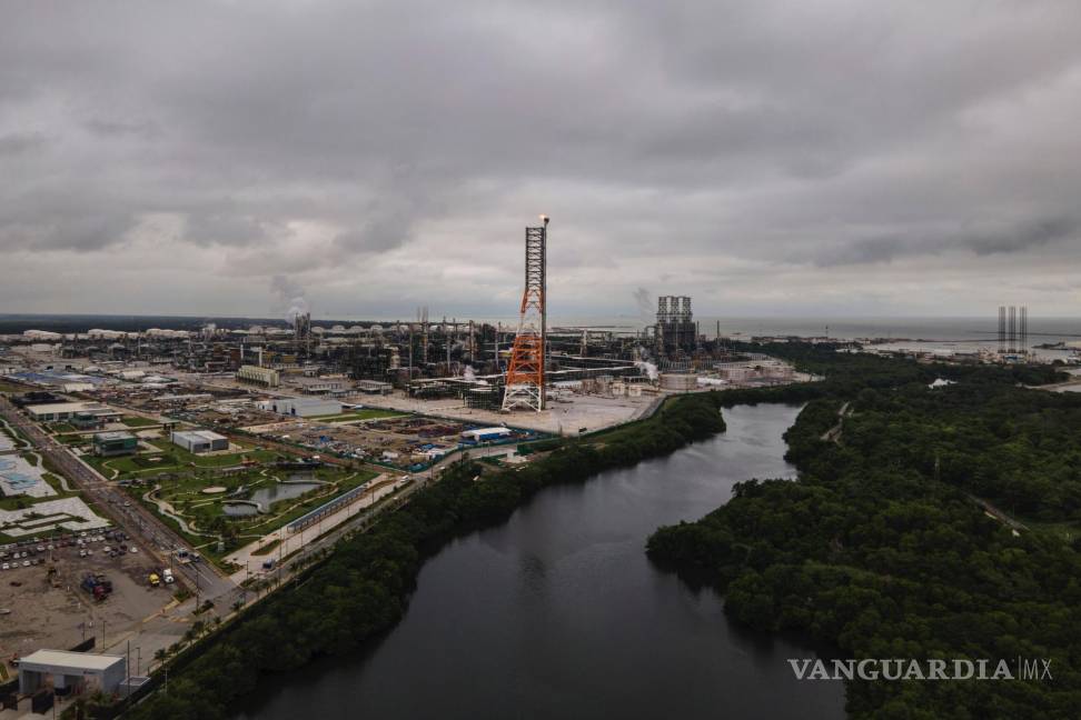 $!La refinería de petróleo de Olmeca en el puerto de Dos Bocas en Paraíso, en el estado de Tabasco, México, el 30 de noviembre de 2023.