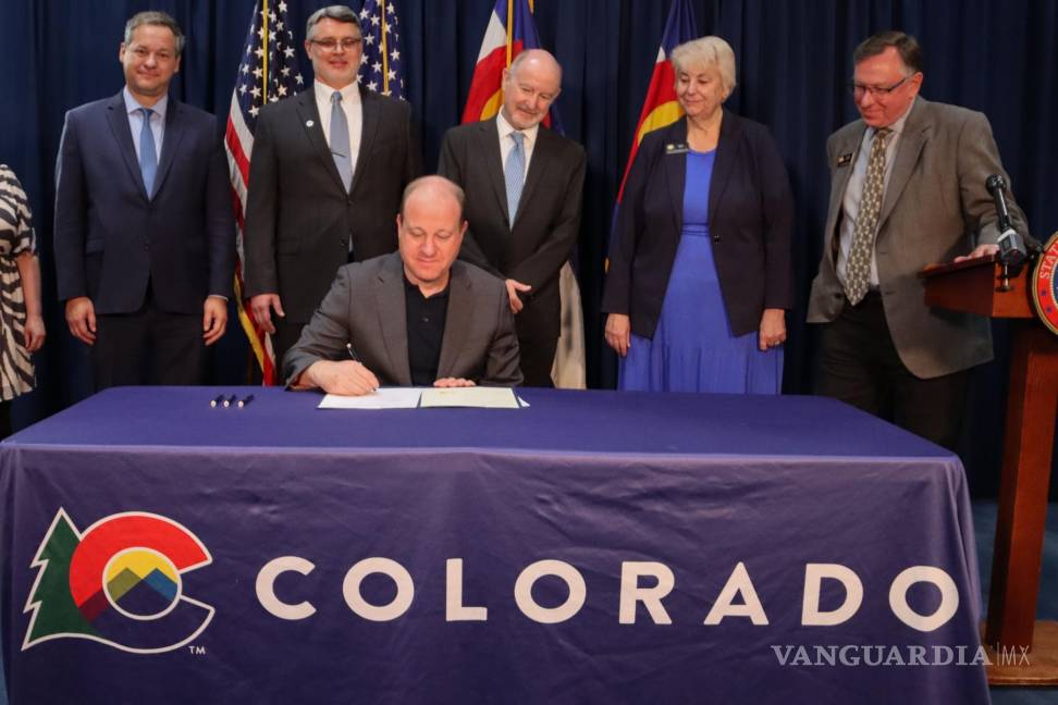 $!El gobernador de Colorado Jared Polis, firmó la Ley de Protección de la Privacidad de Datos Biológicos de Colorado proteger los neuroderechos de las personas.