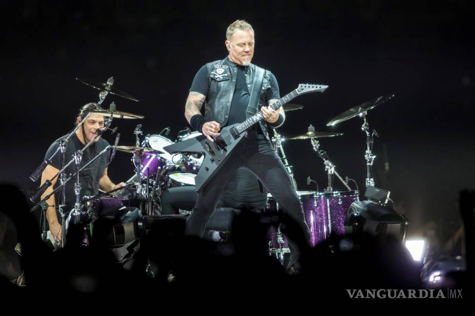$!El cantante y guitarrista de Metallica, James Hetfield, durante un concierto ofrecido por la banda en el Papp Laszlo Budapest Sports Arena de Budapest, Hungría, el 5 de abril de 2018. EFE/EPA/Balazs Mohai