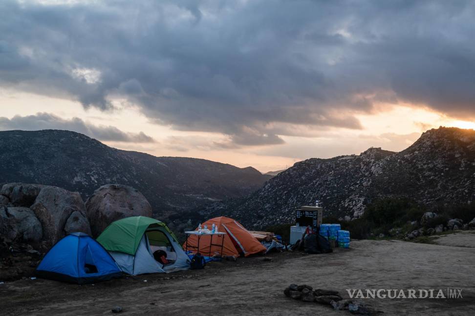 $!Un campamento para solicitantes de asilo que llegan cerca del muro fronterizo en un desierto rural cerca de Campo, California.