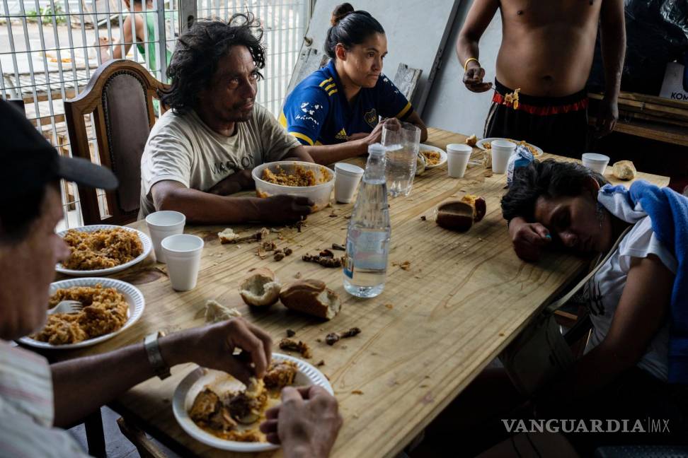 $!Personas almorzando en el comedor social de la Casa Comunitaria del Fondo en el barrio Padre Carlos Múgica de Buenos Aires, Argentina.