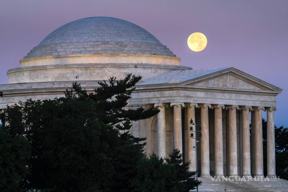 $!La luna llena se pone detrás del Jefferson Memorial en Washington al amanecer del jueves 14 de julio de 2022.