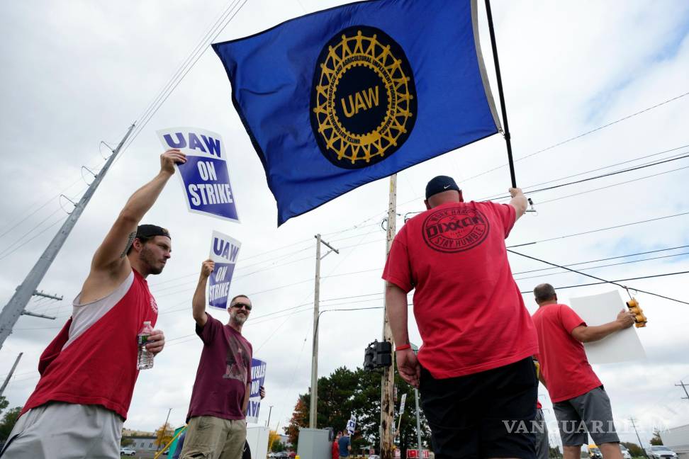 $!El sindicato de trabajadores amplió sus huelgas, añadiendo 7.000 trabajadores en una planta de Ford en Chicago y una fábrica de ensamblaje de General Motors.