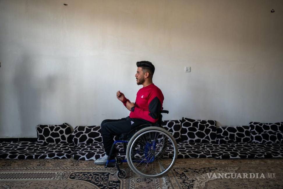 $!Sulaiman Fayadh Sulaiman, quien ha estado paralizado de cintura para abajo desde que le dispararon cuando tenía 3 años en 2003, en Bagdad.