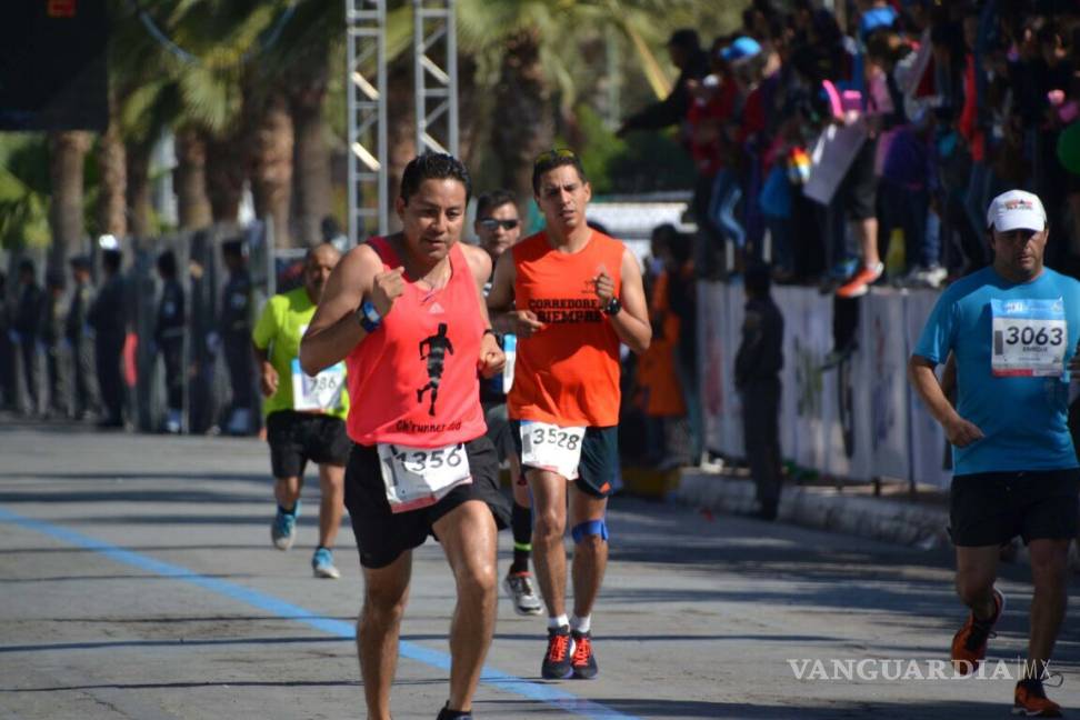 $!Novios laguneros ganan el Maratón LALA