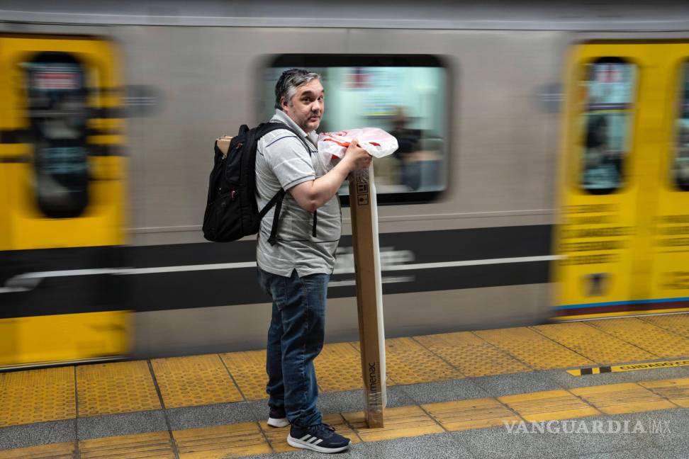 $!El trabajador Sebastián Luna espera para tomar el metro en una estación de Buenos Aires, Argentina.