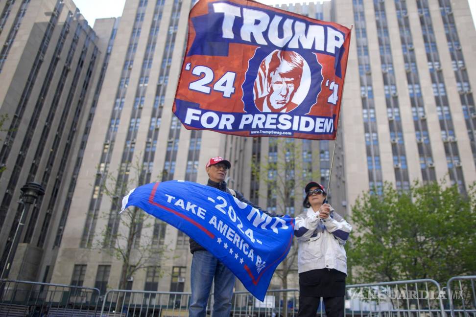 $!Partidarios del expresidente Donald Trump se encuentran frente al edificio del tribunal penal de Manhattan en Nueva York.