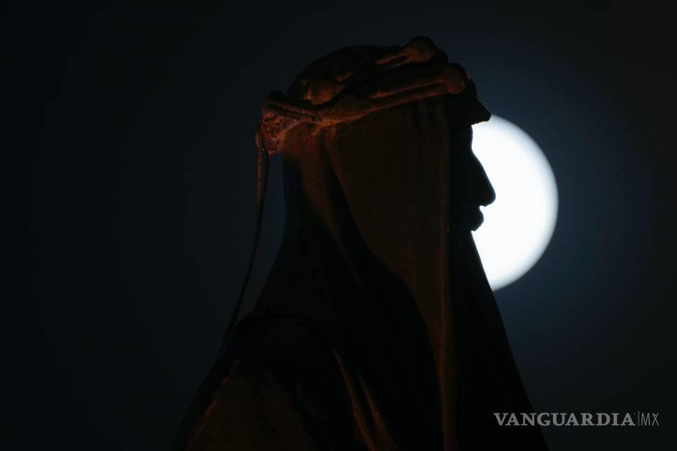 $!La silueta de la estatua del rey Faisal I se recorta sobre la luna llena, en el centro de Bagdad, Irak, el 13 de julio de 2022.