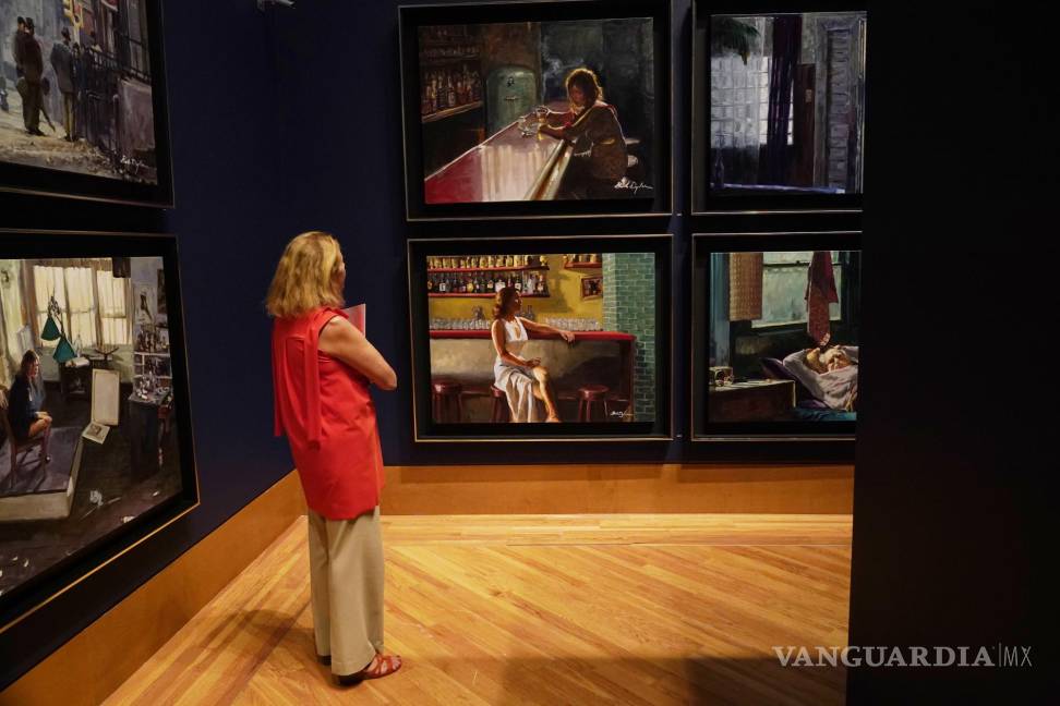 $!Jordana Pomeroy, directora del Museo de Arte Patricia &amp; Phillip Frost, observa una nueva serie de pinturas llamada “Deep Focus” de Bob Dylan. AP/Marta Lavandier
