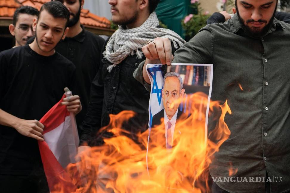 $!Estudiantes de la Universidad Libanesa Americana (LAU) queman una fotografía del primer ministro israelí, Benjamin Netanyahu en Beirut, Líbano.