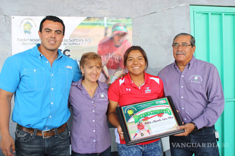 $!Asociación Coahuilense de Softbol reconoce a Nalleli ‘La Peque’ López