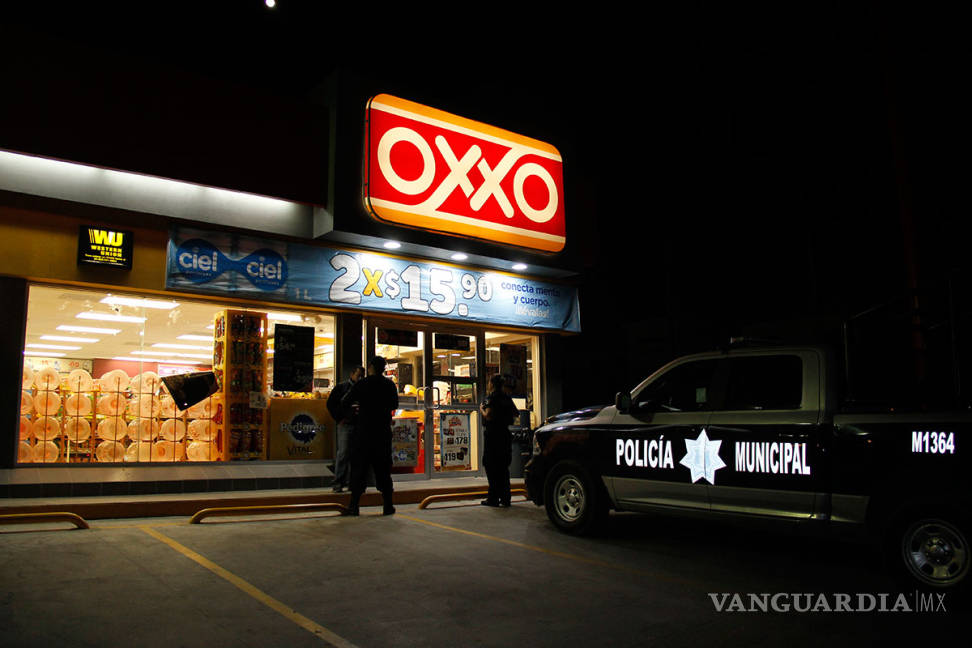 $!Clausuran un Oxxo en Saltillo, empleado vendió cerveza fuera de horario