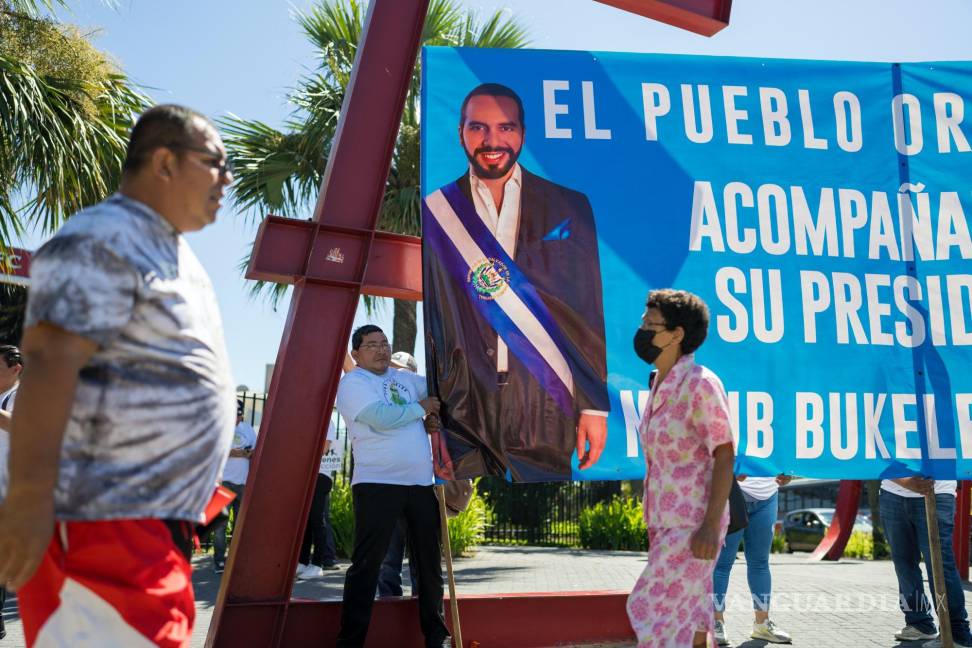 $!Partidarios del presidente de El Salvador, Nayib Bukele, hacen campaña por su reelección ante un centro comercial en San Salvador, El Salvador.
