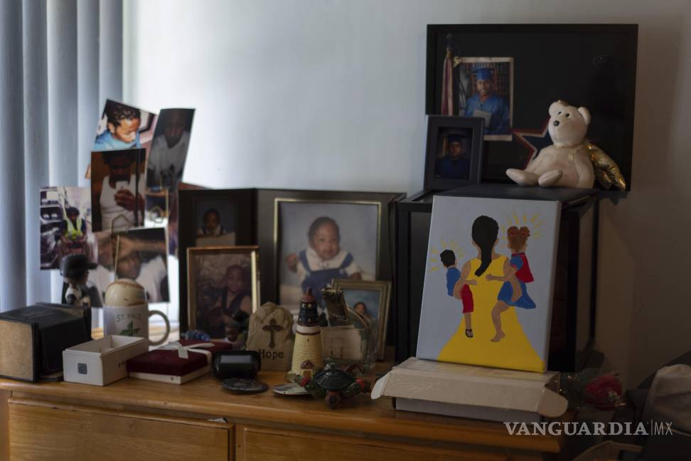 Fotos del hijo de Delphine Cherry, Tyler Randolph, y un cuadro pintado por ella de una madre sosteniendo a dos hijos. $!Fotos del hijo de Delphine Cherry, Tyler Randolph, y un cuadro pintado por ella de una madre sosteniendo a dos hijos.