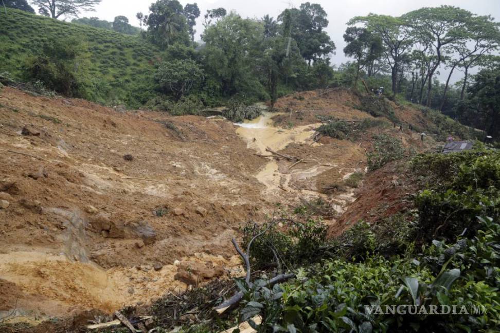 $!Al menos 134 desaparecidos en aldeas sepultadas por deslaves en Sri Lanka