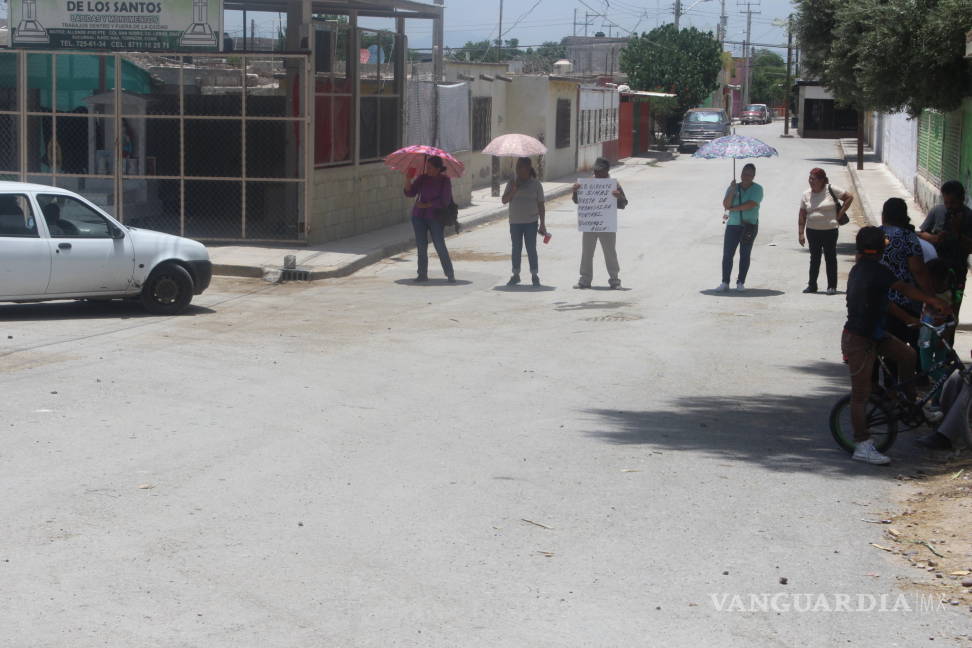 $!Habitantes de ejido de Viesca bloquean carretera por falta de agua