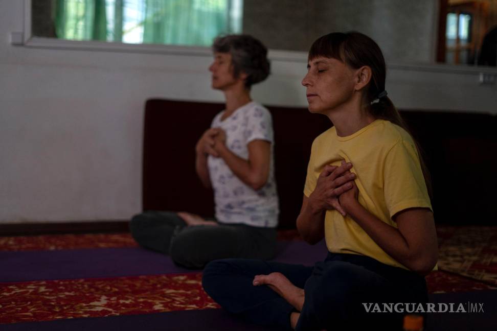 $!Personas de la ciudad ucraniana de Kramatorsk se reúnen para realizar sesiones de yoga para aliviar el estrés causado por los persistentes bombardeos de Rusia.