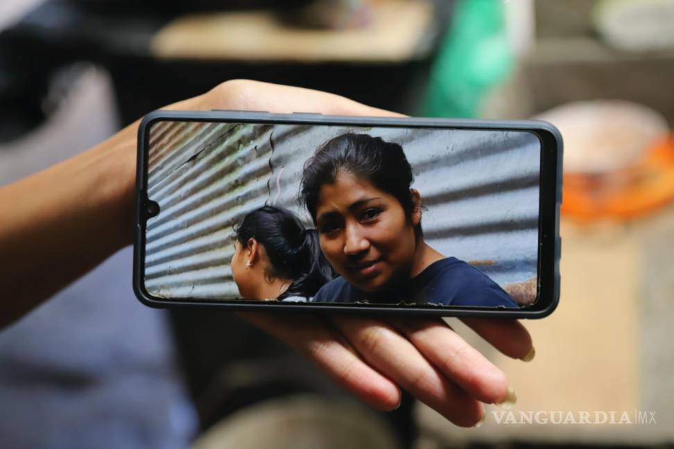 $!Un familiar muestra en un celular una foto de Juana Guadalupe Recinos, que fue detenida el año pasado durante la guerra del gobierno contra las pandillas.