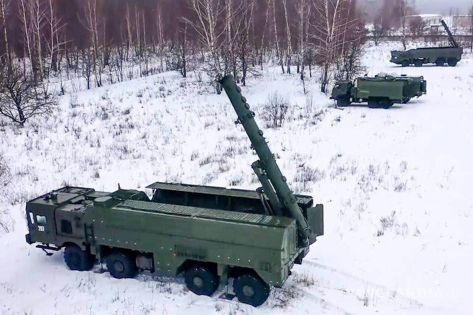 $!En esta fotografía tomada de un vídeo el martes 25 de enero de 2022, los lanzadores de misiles Iskander del ejército ruso toman posiciones durante ejercicios en Rusia.