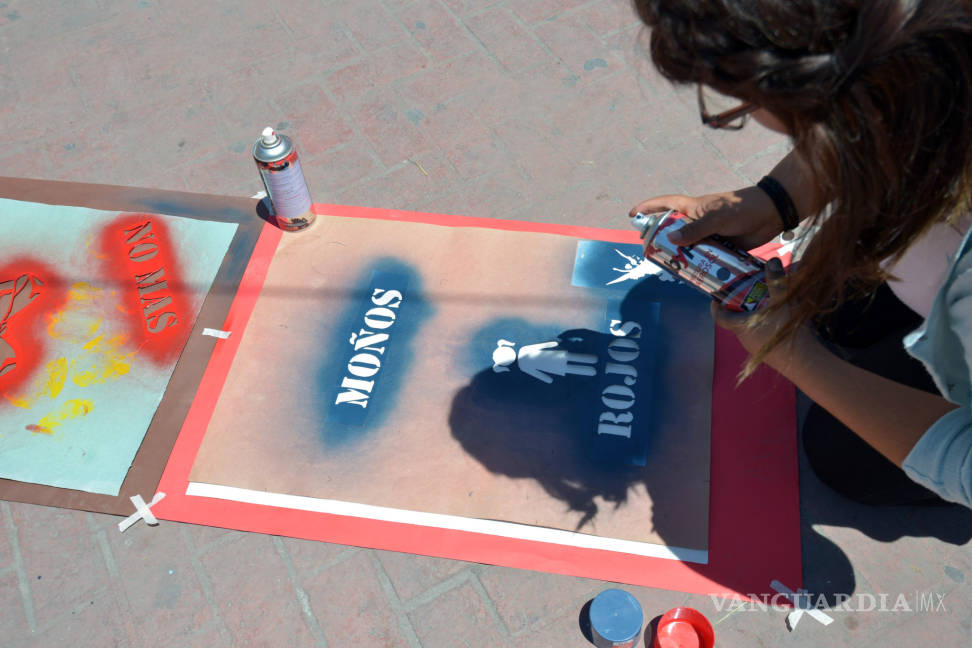 $!Realizan en Saltillo manifestación artística por la niña del moño rojo