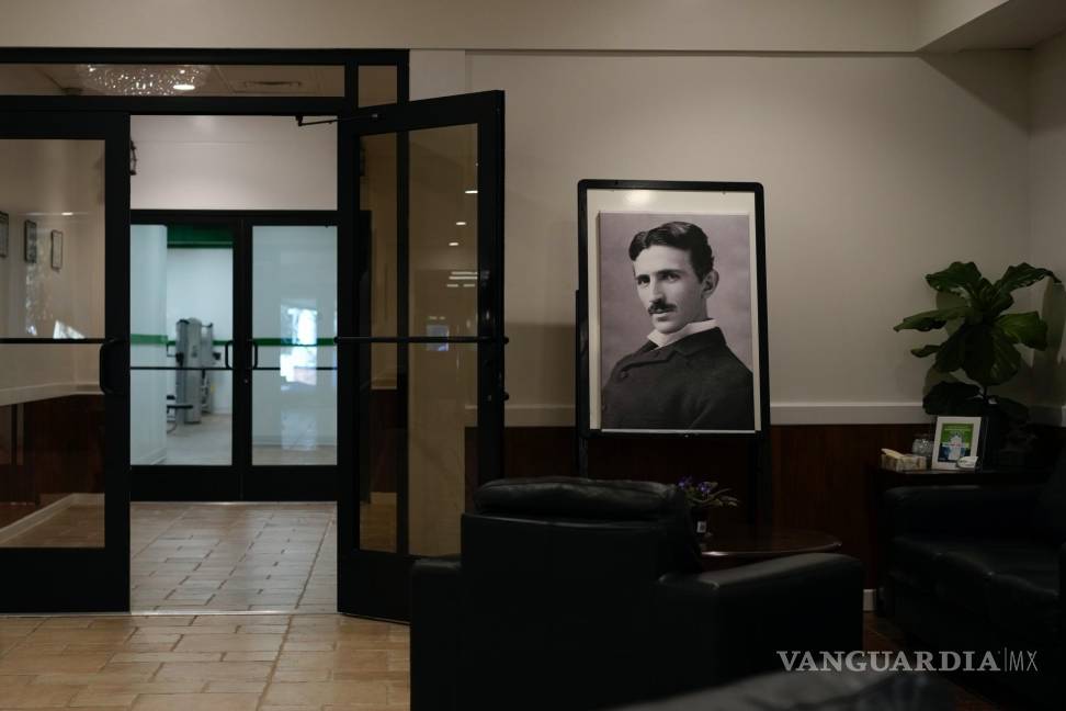 $!Un retrato de Nikola Tesla se ve en el lobby del Tesla Wellness Hotel y MedBed Center de Tesla BioHealing en Butler, Pensilvania.