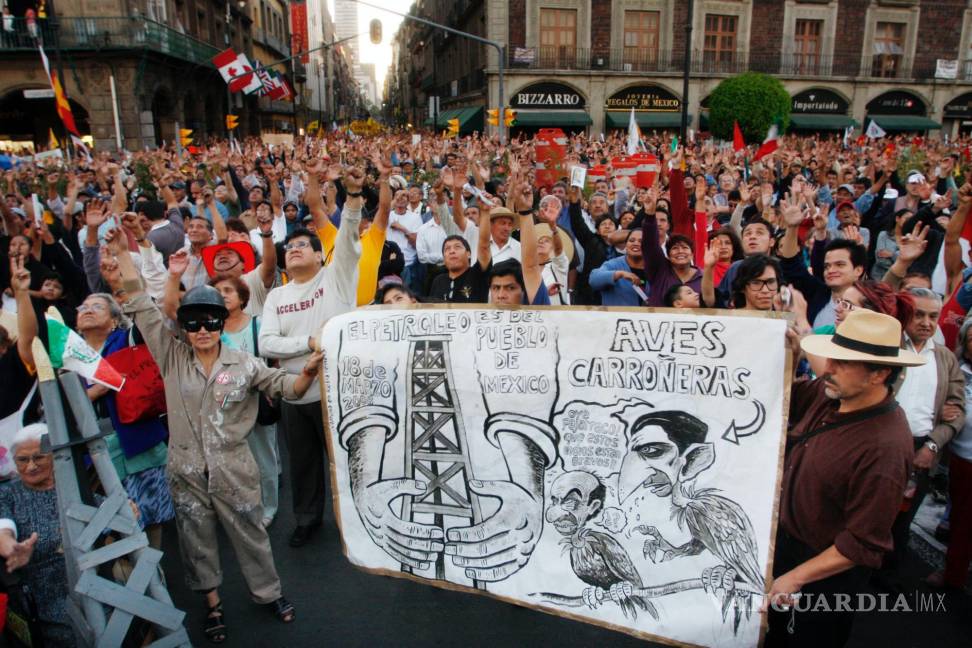 $!18/03/2018. Seguidores de AMLO en una manifestación por el 70 aniversario de la nacionalización de la industria petrolera en el Zócalo de Ciudad de México.