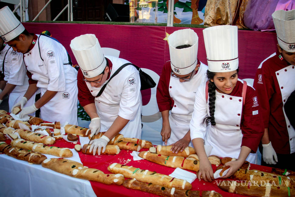 $!Saltillenses comparten gigantesca Rosca de Reyes