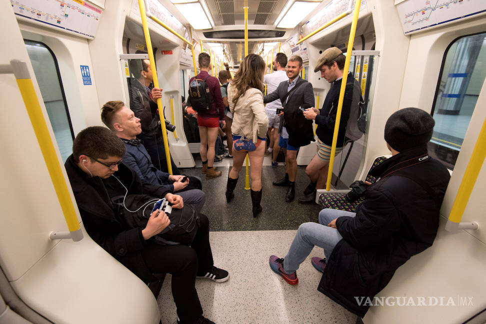 $!“Día Mundial Sin Pantalones”, nuevamente cientos de personas viajaron en metro en ropa interior