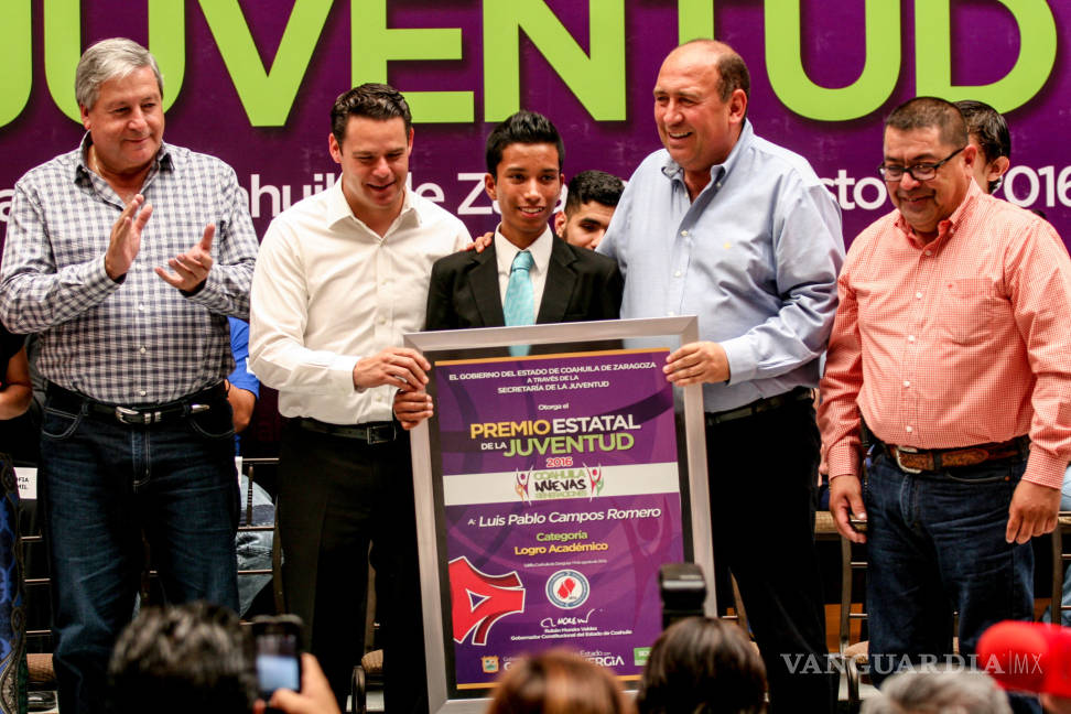 $!Jóvenes de Coahuila reciben el Premio Estatal de la Juventud 2016