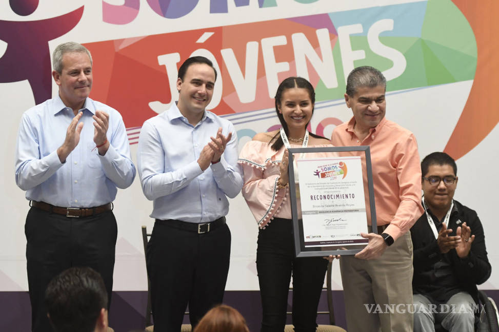 $!Recibe el Premio Estatal de la Juventud en Coahuila Edson Ramírez