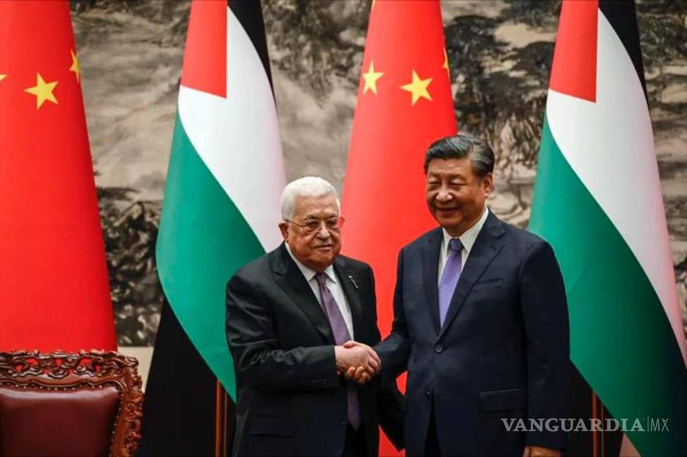 $!El presidente de China, Xi Jinping, y el presidente palestino, Mahmoud Abbas, se dan la mano a en el Gran Salón del Pueblo en Beijing.