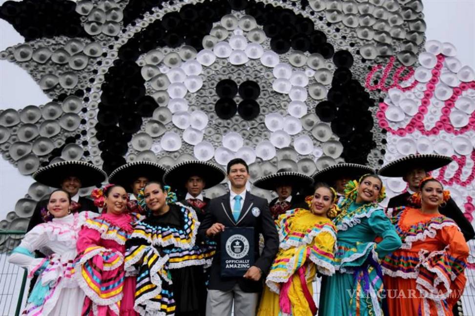 $!Mosaico gigante de sombreros charros dan a Guadalajara un Récord Guinness