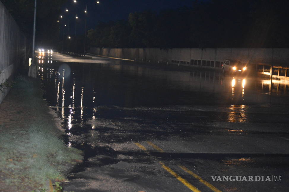 $!Causa lluvia caos vial e inundaciones en Saltillo