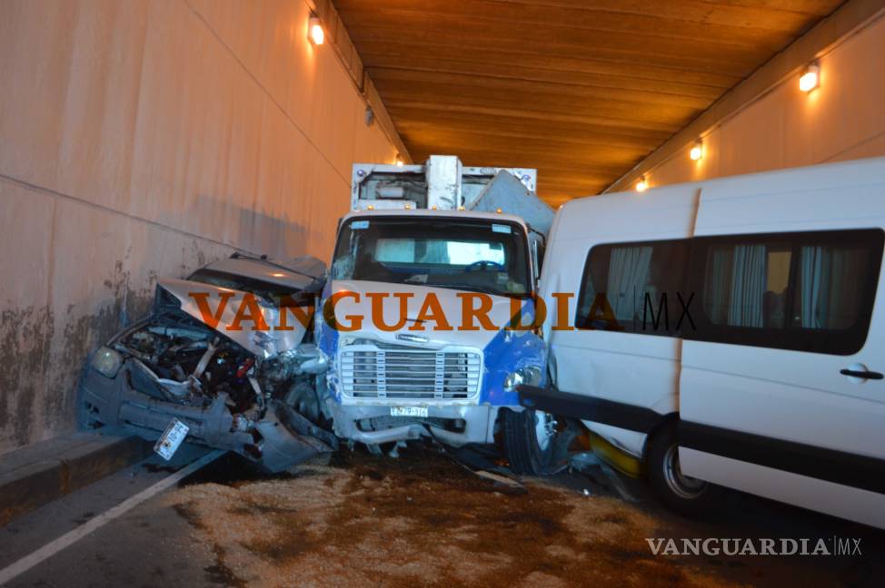 $!Camión de basura choca contra 6 vehículos en Saltillo; hay 16 lesionados