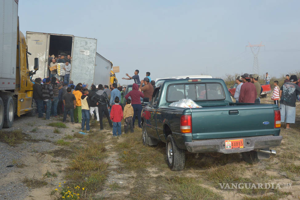 $!Chocan tráileres en carretera Saltillo-Torreón; lejos de ayudar, ejidatarios le entran con todo a la rapiña
