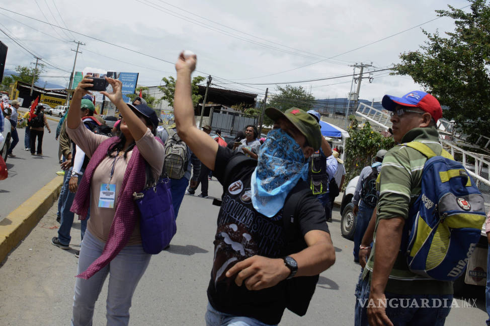 $!Maestros bloquean las principales plazas comerciales de Morelia; se movilizan en CdMx y Guerrero