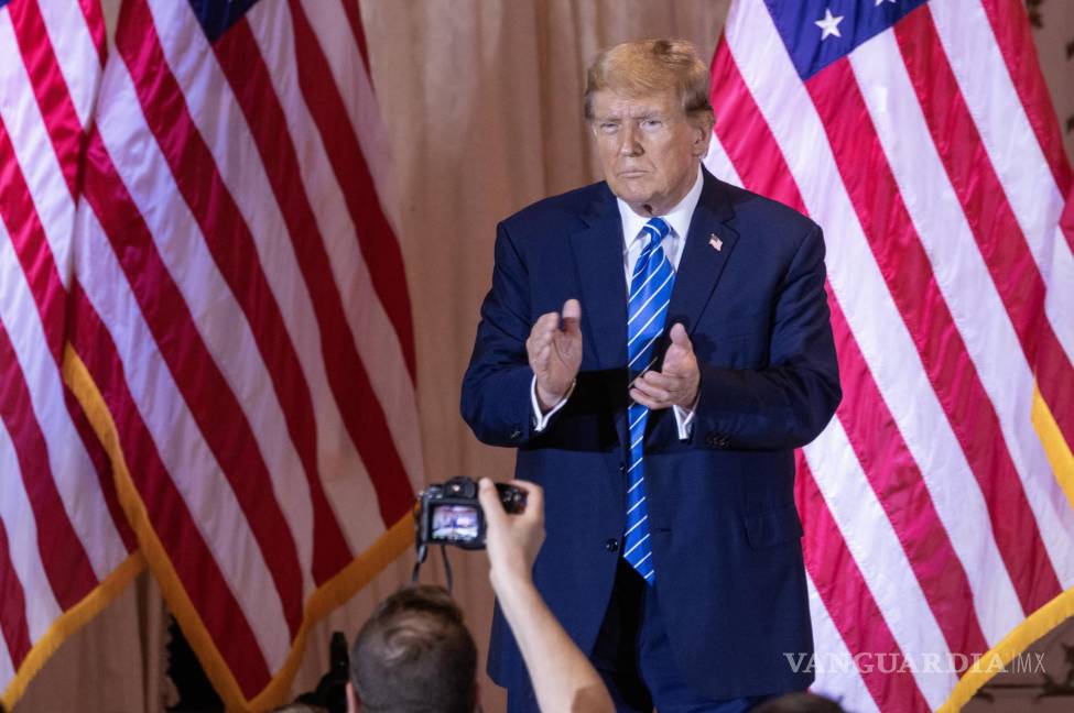 $!Donald Trump aplaude frente a sus seguidores durante la fiesta de vigilancia nocturna electoral del Súper Martes en Mar-a-Lago, Palm Beach, Florida.