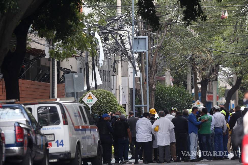 $!Personal de la Secretaria de Gestión Integral de Riesgos y Protección Civil acude a la zona donde ocurrió una explosión por fuga de gas en un edificio de Ciudad de México (México). EFE/ Sáshenka Gutiérrez